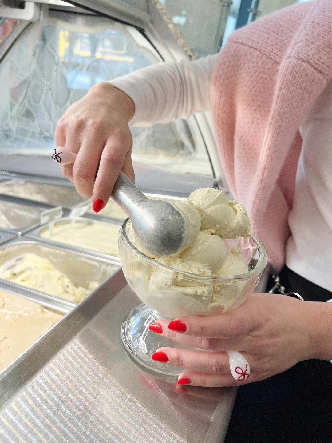 Glass Bow Ring - White/Red 6 Glass Bow Ring - White/Red - Image 4