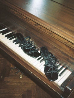 Carrie Bow Sandal - Black -Fashion Shop LIND618 033 lisa says gah sandal bow